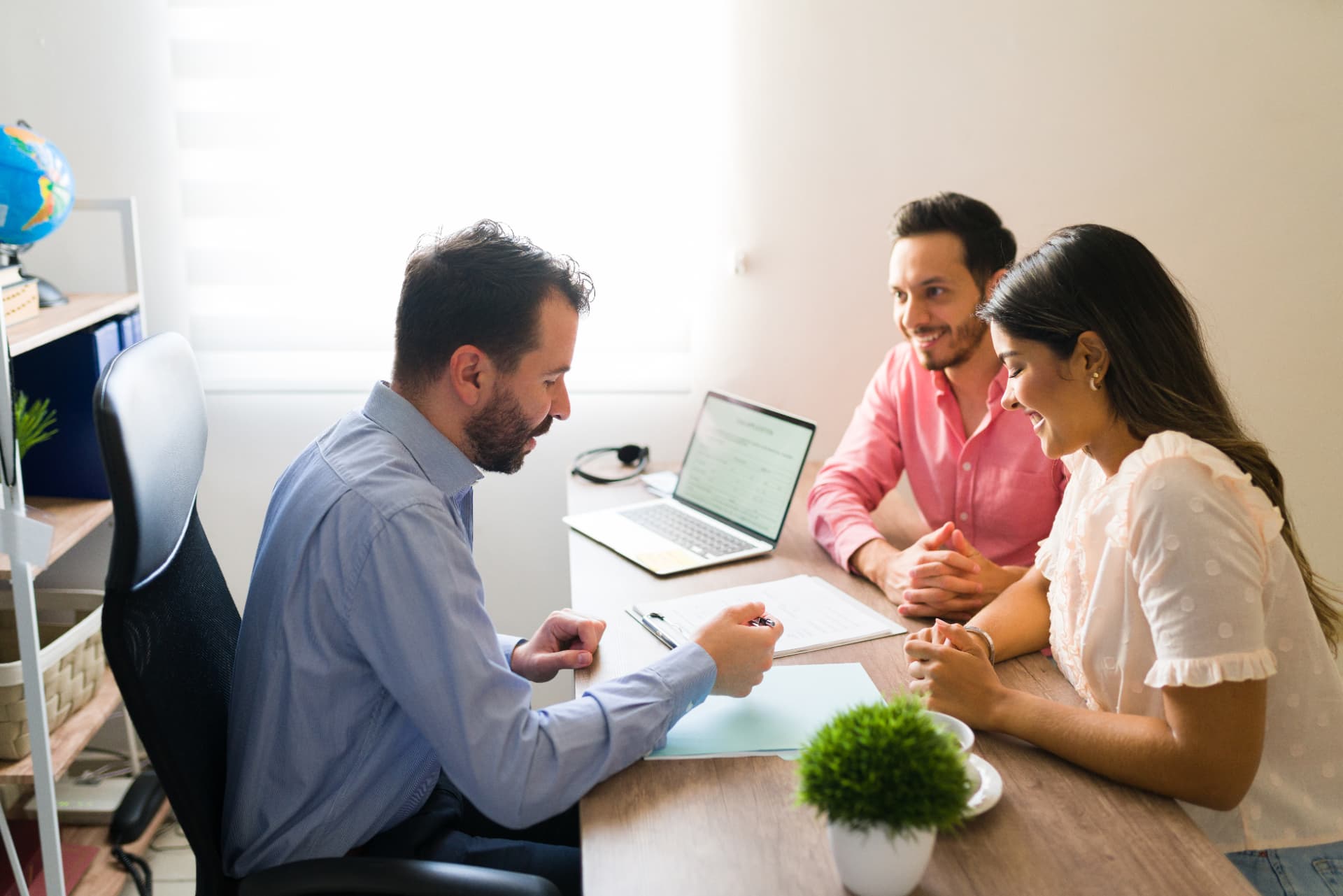 Familia latina explorando opciones para comprar con ITIN